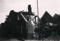Das 1944 abgebrannte Schulhaus kann erst 1947 wieder aufgebaut werden.